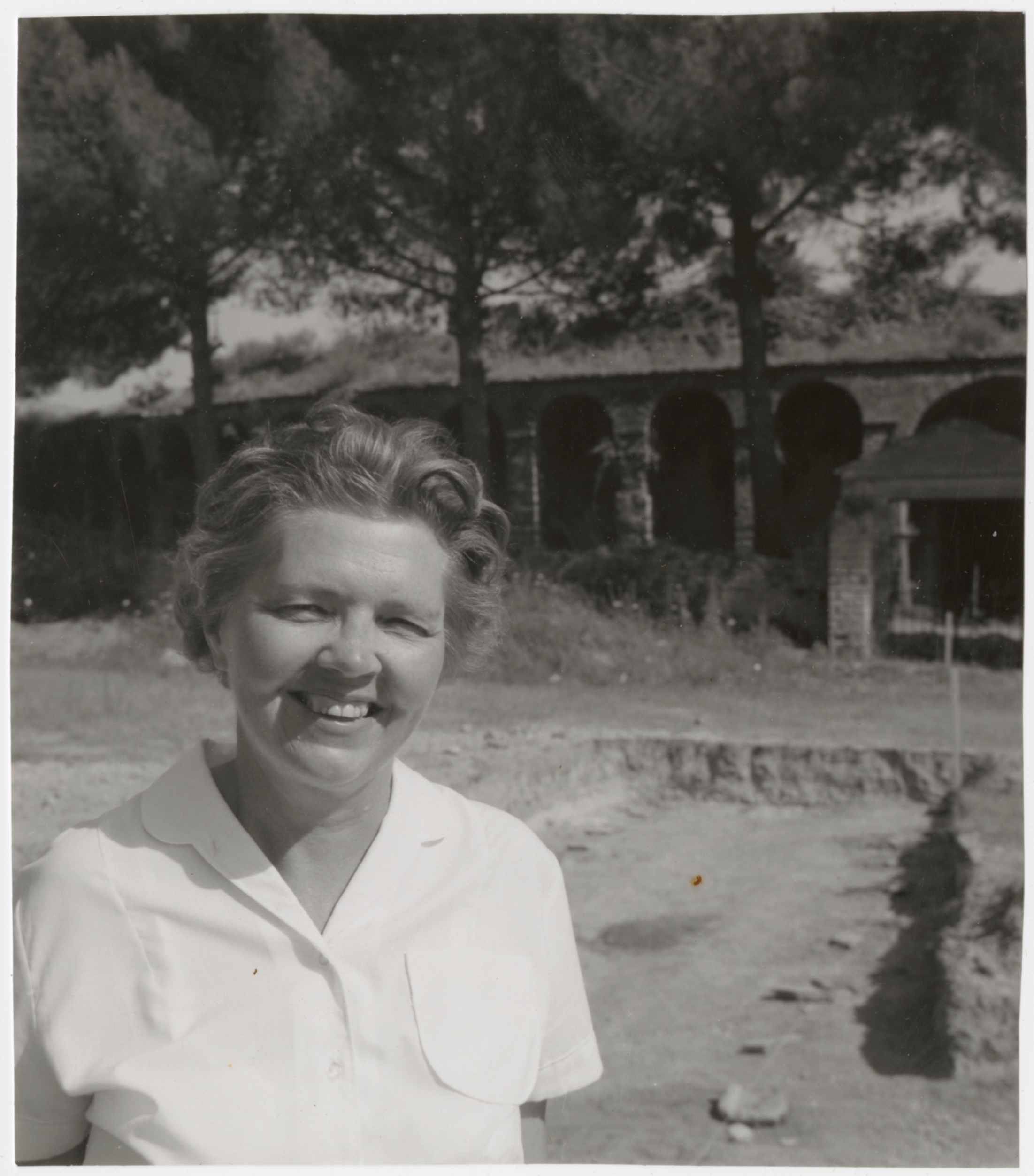 Wilhelmina Jashemski nel foro Boario di Pompei