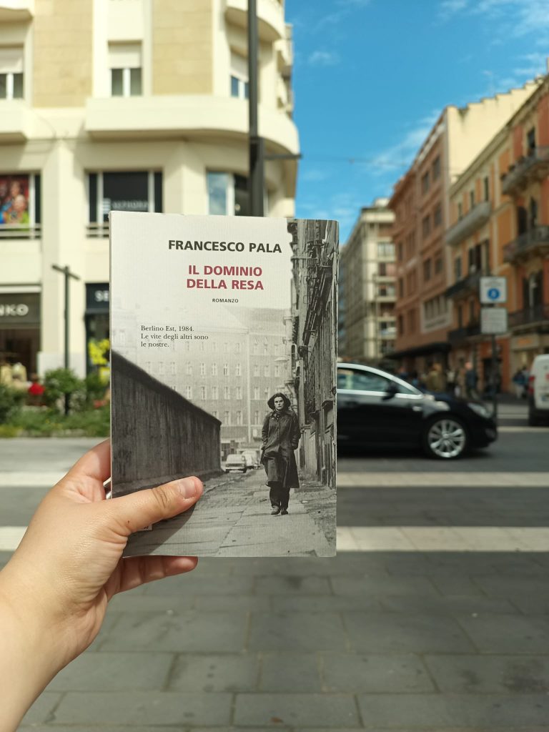 la copertina del romanzo storico Il dominio della resa, di Francesco Pala, nell'edizione Neri Pozza (2025), collana I Narratori delle Tavole. Foto di Adele Porzia