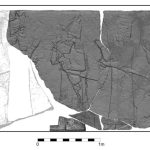 3D model of the relief: The finds are marked in dark gray, the light gray part represents a reconstruction based on the finds. King Ashurbanipal is depicted in the center, flanked by the god Ashur (left) and Ishtar, patron goddess of Niniveh (right). They are both followed by a fish genius and a supporting figure with raised arms. | © Michael Rummel