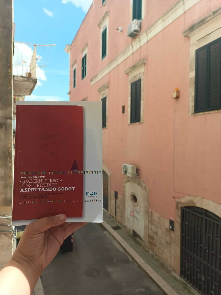 Aspettando Godot, dai Quaderni di regia e testi riveduti di Samuel Beckett, pubblicato da Cuepress (2021) nella collana Le teorie. Foto di Adele Porzia
