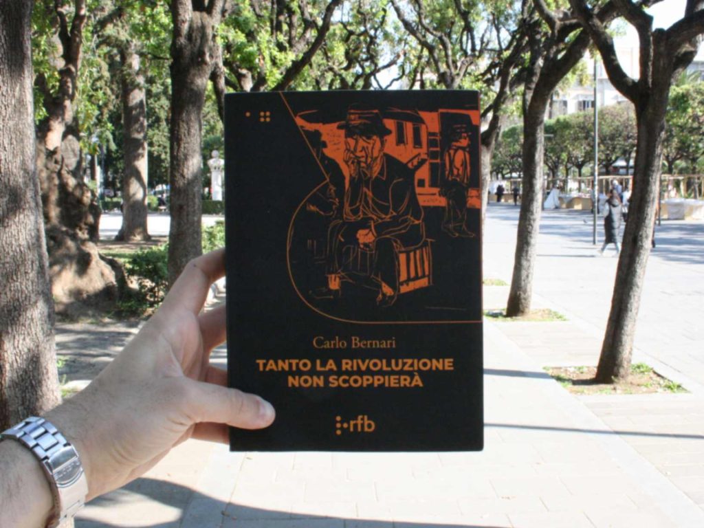 la copertina del romanzo Tanto la rivoluzione non scoppierà, di Carlo Bernari, edito da readerforblind (2024) nella collana le polveri. Foto di Francesco Saverio Mongelli