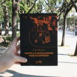 la copertina del romanzo Tanto la rivoluzione non scoppierà, di Carlo Bernari, edito da readerforblind (2024) nella collana le polveri. Foto di Francesco Saverio Mongelli