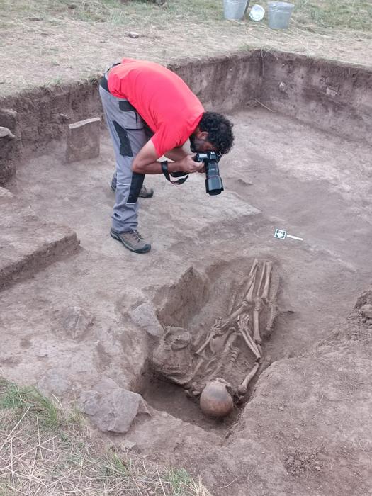 Grave inside the garrison. Photo Credits: Gideon Shelach-Lavi