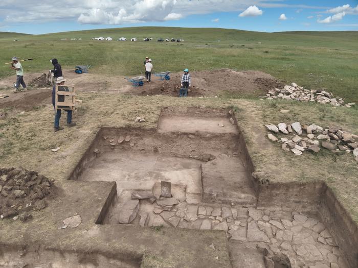 Excavation of the stone platform with the chimney. Photo Credits: Tal Rogovski
