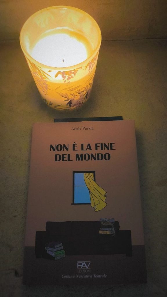 la copertina del libro Non è la ﬁne del mondo, di Adele Porzia, pubblicato da PAV Edizioni (2025) nella collana Narrativa Teatrale. Foto di Rosa Gadaleta