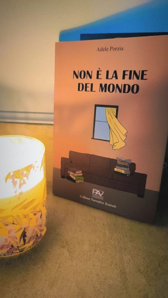 la copertina del libro Non è la ﬁne del mondo, di Adele Porzia, pubblicato da PAV Edizioni (2025) nella collana Narrativa Teatrale. Foto di Rosa Gadaleta