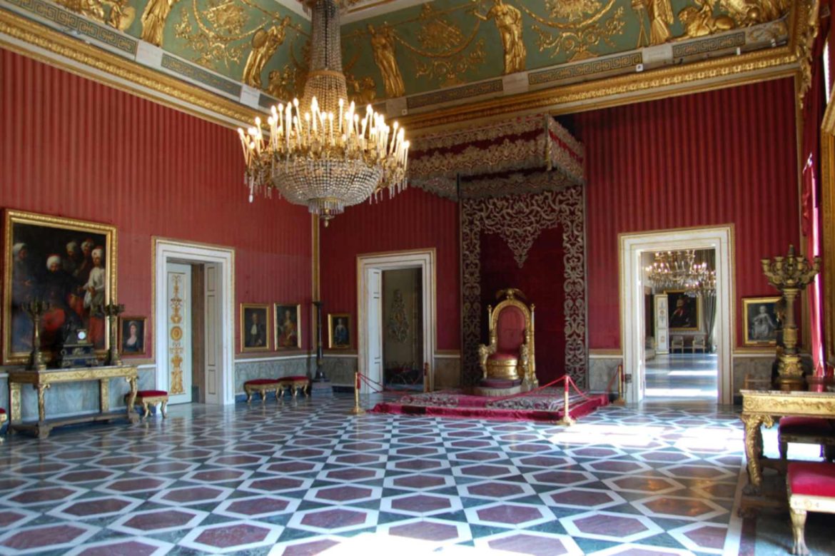 Sala del trono Palazzo Reale di Napoli foto Gei