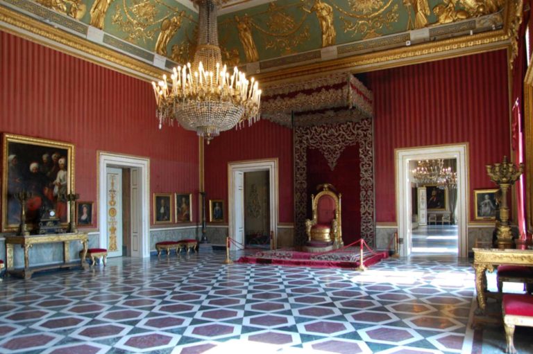 Sala del trono Palazzo Reale di Napoli foto Gei