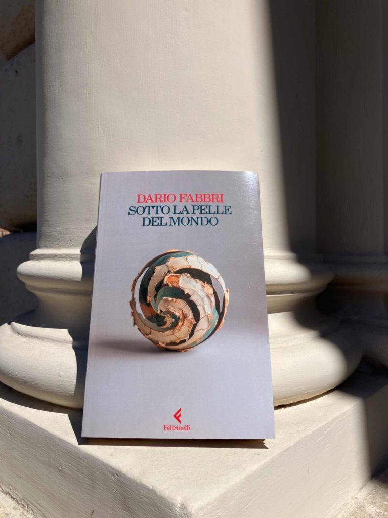 la copertina del libro Sotto la pelle dei mondo, di Dario Fabbri, edito da Giangiacomo Feltrinelli (2024) nella collana Scintille. Foto di Alessandro Turillo