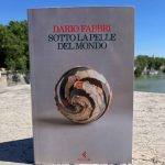 la copertina del libro Sotto la pelle dei mondo, di Dario Fabbri, edito da Giangiacomo Feltrinelli (2024) nella collana Scintille. Foto di Alessandro Turillo