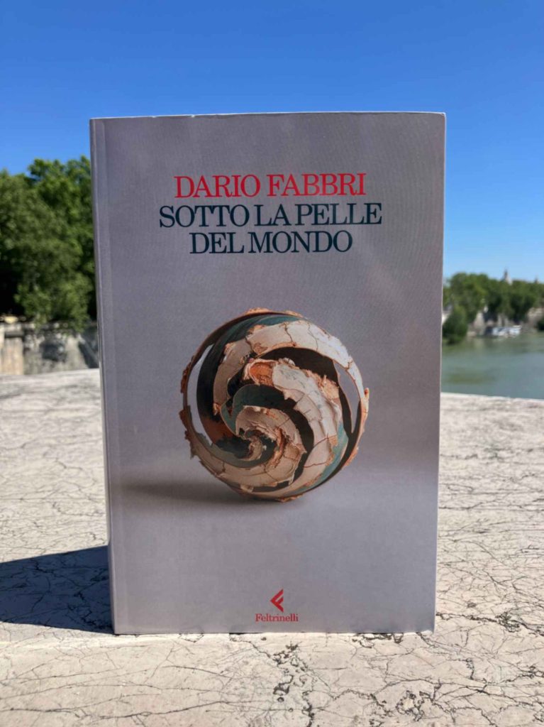 la copertina del libro Sotto la pelle dei mondo, di Dario Fabbri, edito da Giangiacomo Feltrinelli (2024) nella collana Scintille. Foto di Alessandro Turillo