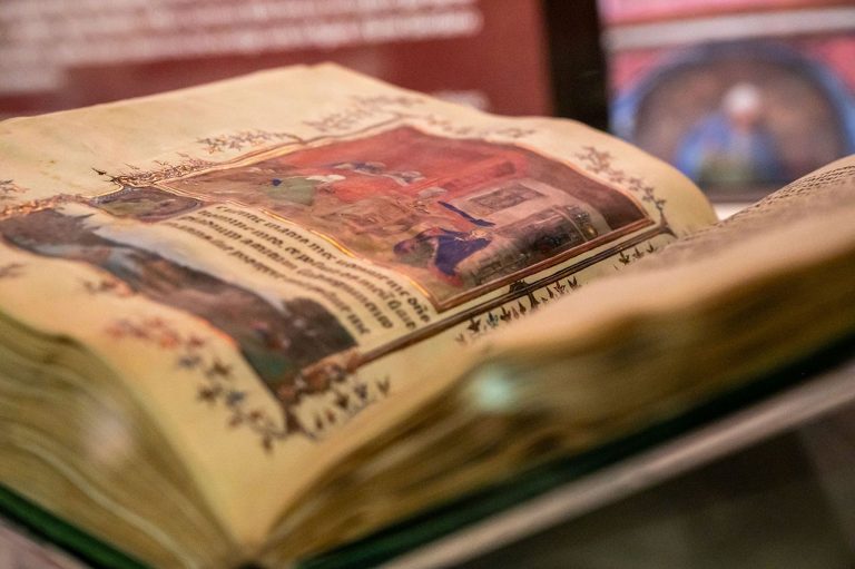 Van Eyck e le miniature rivelate Crediti Studio Gonella