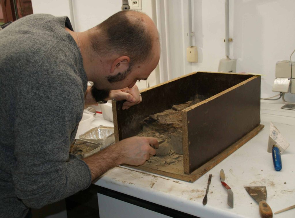 For the first time, archaeologists from the Leibniz-Zentrum für Archäologie (LEIZA) and Mainz University, together with other experts, have presented age dating directly from the layer containing the Schöningen spears in their study. (photo/©: Aritza Villaluenga)