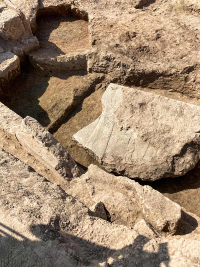 Fragment des entdeckten Reliefs | © Schmitt