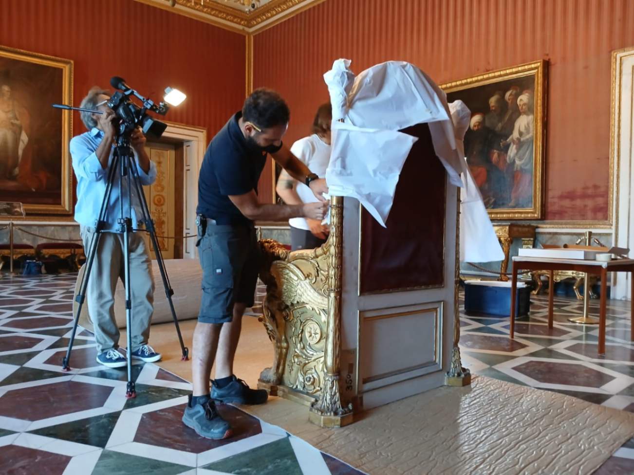 trono Palazzo Reale di Napoli sabaudo Impacchettamento 1