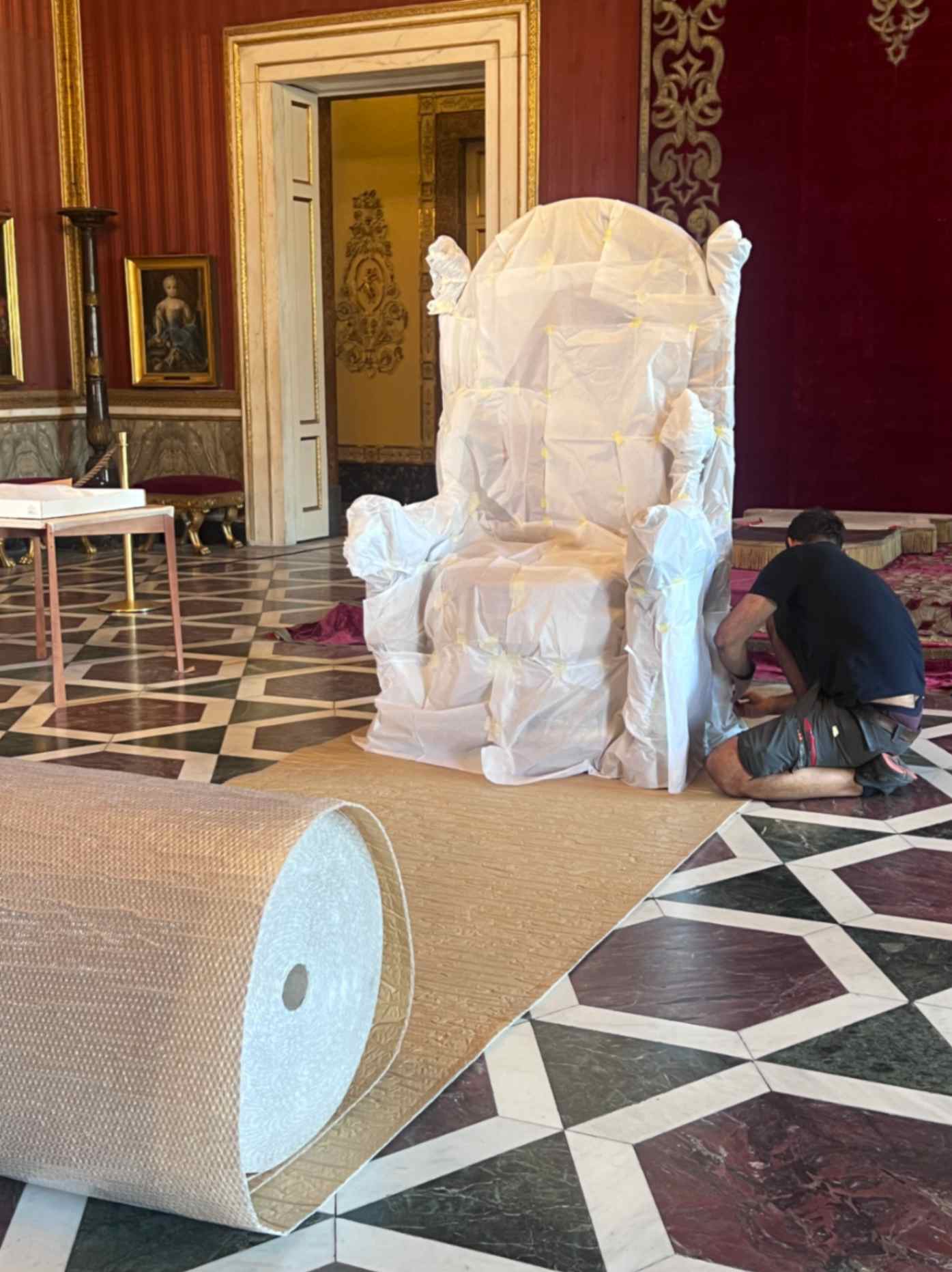 trono Palazzo Reale di Napoli sabaudo Impacchettamento 2