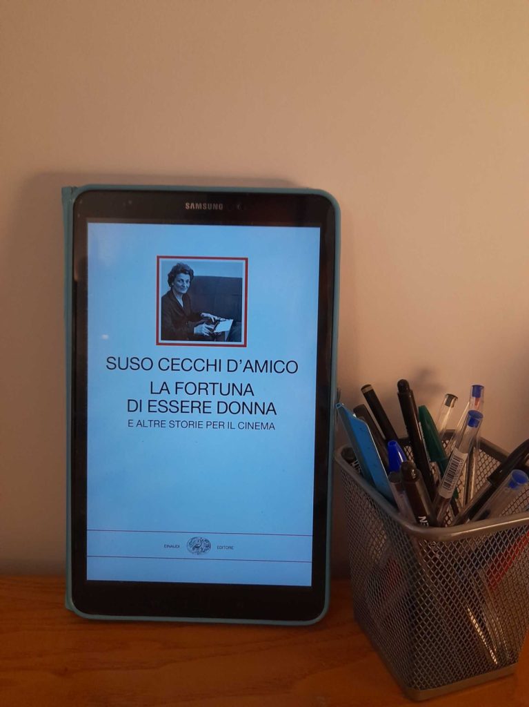 la copertina del volume di Suso Cecchi d'Amico, La fortuna di essere donna. E altre storie per il cinema, a cura di Caterina d'Amico e Francesco Piccolo, edito da Giulio Einaudi editore (2025) nella collana I millenni. Foto di Francesco Saverio Mongelli