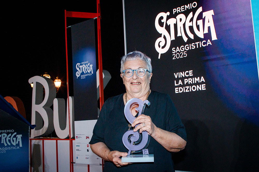 nella foto, Anna Foa che vince la prima edizione del Premio Strega Saggistica