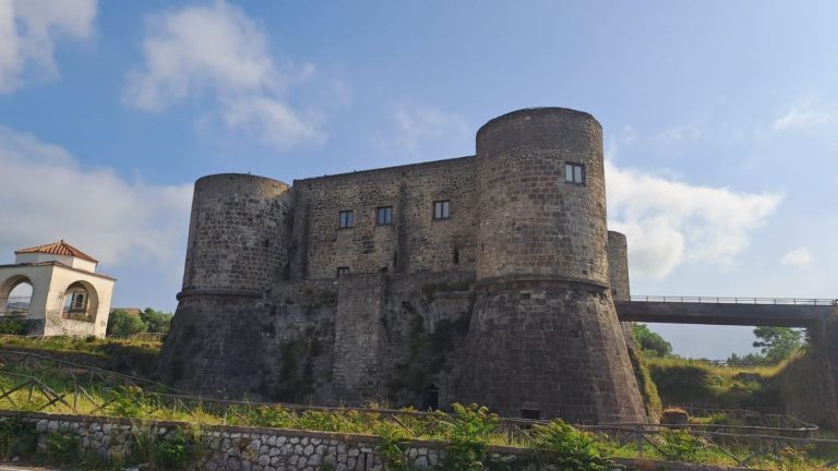 nella foto, il Castello angioino-aragonese di Calvi Risorta