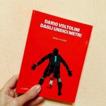 la copertina del romanzo di Dario Voltolini, Dagli undici metri, edito da Baldini+Castoldi (2025) nella collana I Colibrì. Foto di Ilaria Parlanti