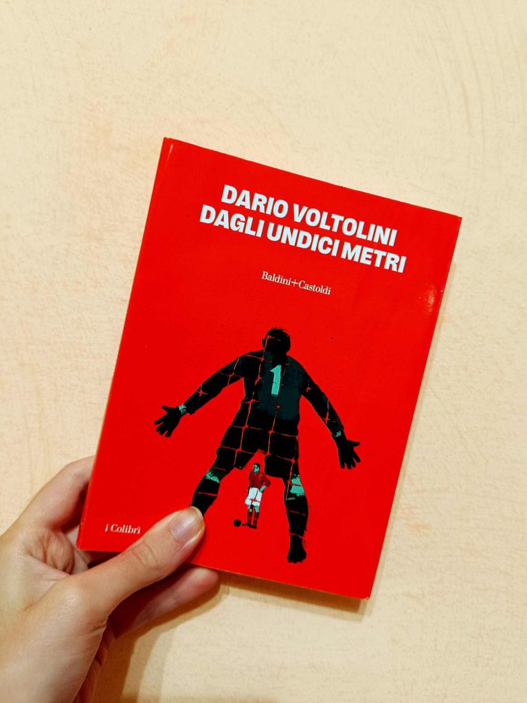la copertina del romanzo di Dario Voltolini, Dagli undici metri, edito da Baldini+Castoldi (2025) nella collana I Colibrì. Foto di Ilaria Parlanti