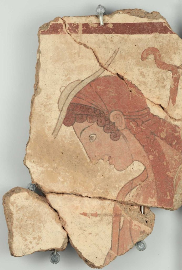 Frammento di lastra di terracotta dipinta con giovane in abiti da viaggio (ca. 500 a.C.) temporaneamente esposta al Museo Archeologico Nazionale di Firenze