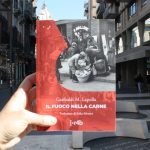 la copertina del romanzo Il fuoco nella carne, di Garibaldi Mario Lapolla, nella traduzione di Erika Silvestri, edita da readerforblind (2025)