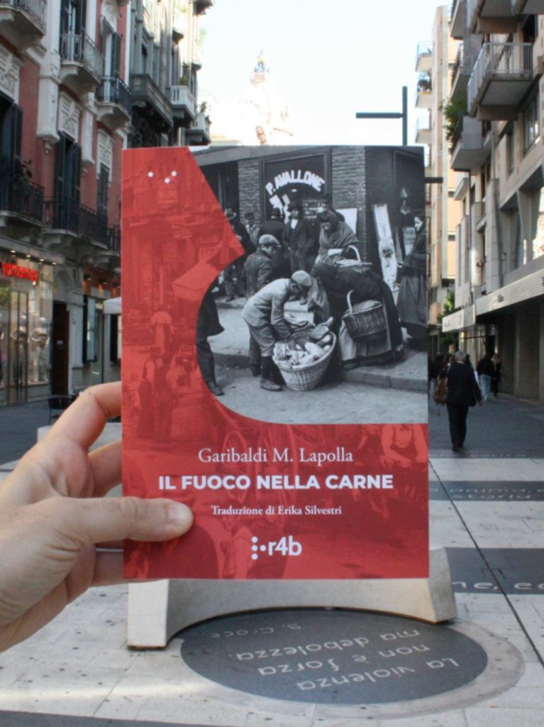 la copertina del romanzo Il fuoco nella carne, di Garibaldi Mario Lapolla, nella traduzione di Erika Silvestri, edita da readerforblind (2025)