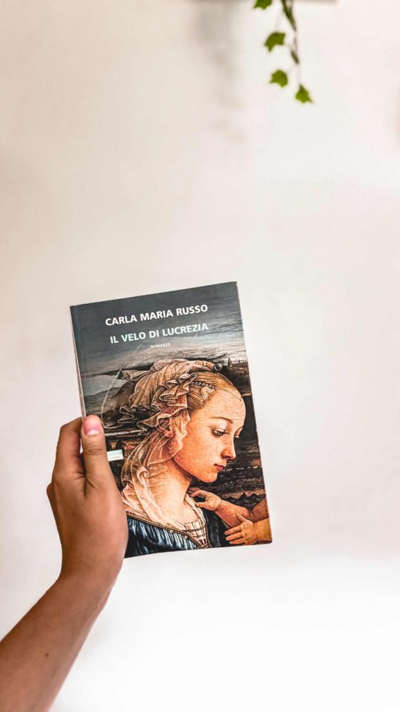 la copertina del romanzo storico Il velo di Lucrezia, di Carla Maria Russo, edito da Neri Pozza (2025) nella collana I Narratori delle Tavole. Foto di Francesca Barracca