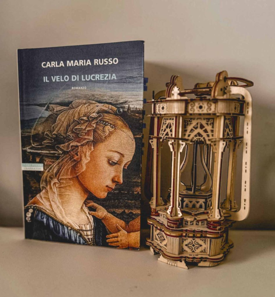 la copertina del romanzo storico Il velo di Lucrezia, di Carla Maria Russo, edito da Neri Pozza (2025) nella collana I Narratori delle Tavole. Foto di Francesca Barracca