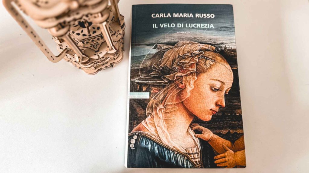 la copertina del romanzo storico Il velo di Lucrezia, di Carla Maria Russo, edito da Neri Pozza (2025) nella collana I Narratori delle Tavole. Foto di Francesca Barracca