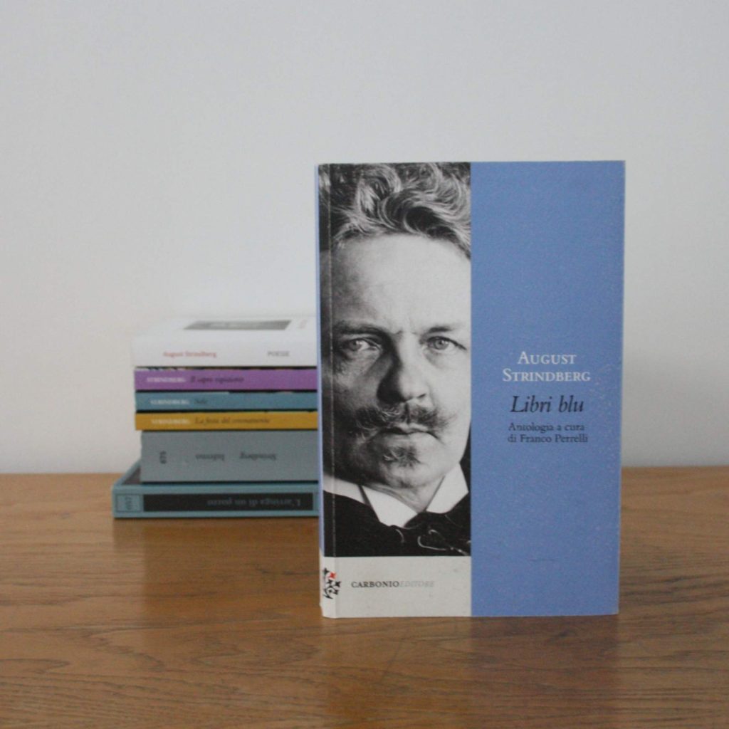 la copertina dell'antologia Libri Blu di August Strindberg, a cura di Franco Perrelli, pubblicata da Carbonio Editore (2025). Foto di Francesco Saverio Mongelli