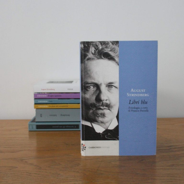 la copertina dell'antologia Libri Blu di August Strindberg, a cura di Franco Perrelli, pubblicata da Carbonio Editore (2025). Foto di Francesco Saverio Mongelli