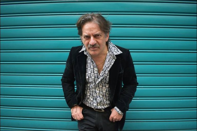 Giacomo Triglia docu-film Che verso fa il pesce spada? Peppe Voltarelli fotografato da Danilo Samà nella rue de Lappe di Parigi in Francia nel 2025