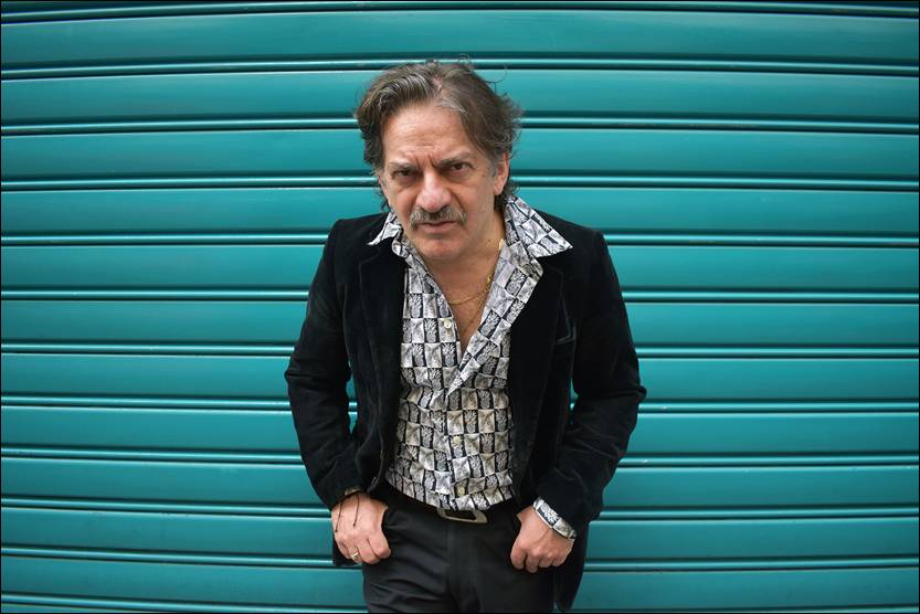 Giacomo Triglia docu-film Che verso fa il pesce spada? Peppe Voltarelli fotografato da Danilo Samà nella rue de Lappe di Parigi in Francia nel 2025