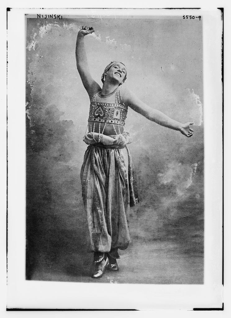 Vaslav Fomič Nižinskij in Scheherazade (circa 1910-15) nella foto Bain News Service, dalla Libreria del Congresso, in pubblico dominio