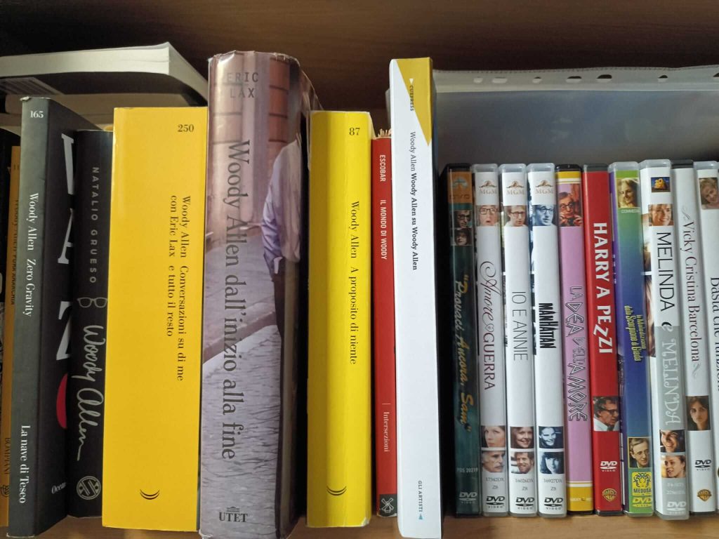 scaffale della libreria con libri di Allen