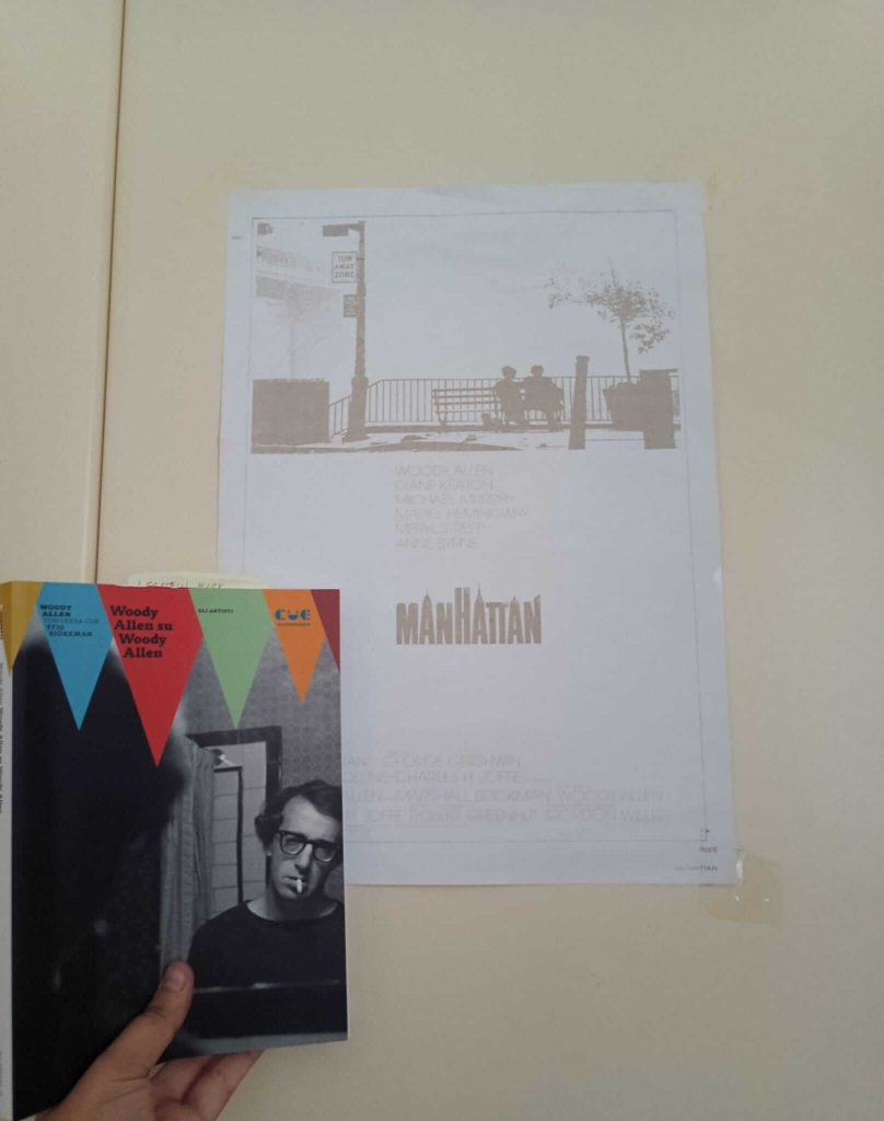 la copertina di Woody Allen su Woody Allen: Woody Allen conversa con Stig Björkman, edito da Cuepress (2022) nella collana Gli artisti, con traduzione di Cara Giampiero, Giovanni Gorla e Luca Taglianetti. Foto di Adele Porzia