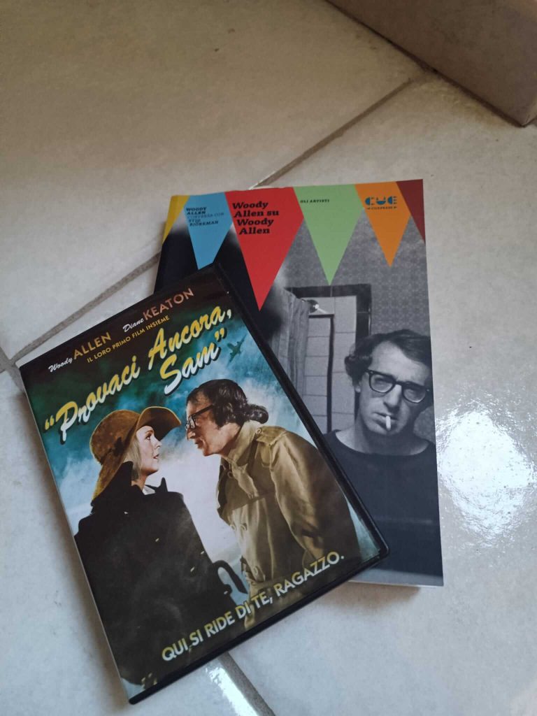 la copertina di Woody Allen su Woody Allen: Woody Allen conversa con Stig Björkman, edito da Cuepress (2022) nella collana Gli artisti, con traduzione di Cara Giampiero, Giovanni Gorla e Luca Taglianetti. Foto di Adele Porzia