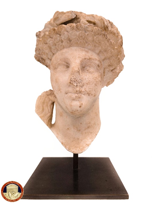 testa di divinità maschile arcaizzante