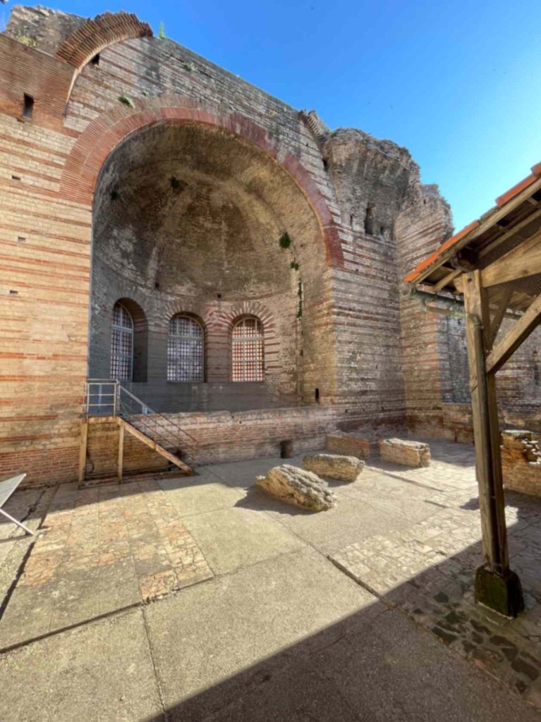 The Roman baths in Arles. In the foreground, concrete blocks from the collapsed ceiling can be seen, in which researchers found carbonates from an older aqueduct. (photo/©: Cees Passchier) Die römischen Bäder in Arles. Im Vordergrund sind Betonblöcke aus der kollabierten Decke zu sehen, in denen die Forschenden Karbonate aus einem älteren Aquädukt fanden. (Foto/©: Cees Passchier) Die römischen Bäder in Arles. Im Vordergrund sind Betonblöcke aus der kollabierten Decke zu sehen, in denen die Forschenden Karbonate aus einem älteren Aquädukt fanden. (Foto/©: Cees Passchier)