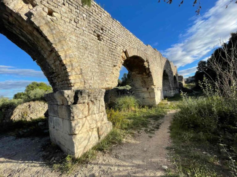 Bridge of the Roman aqueduct in Arles (photo/©: Cees Passchier) Brücke des römischen Aquädukts in Arles (Foto/©: Cees Passchier) Das römische Wassermanagement des antiken Arles, ablesbar in Aquäduktkarbonaten