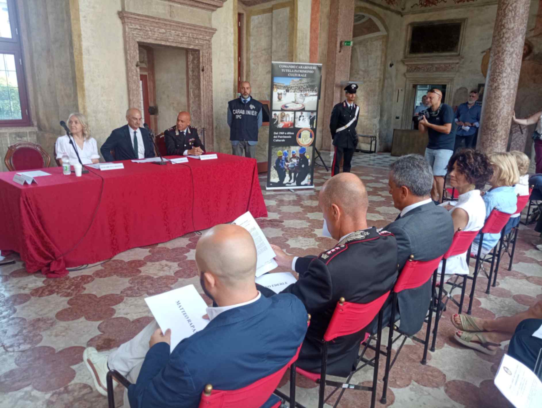 Carabinieri restituiscono statua stele del Gruppo Atesino alla Soprintendenza di Trento
