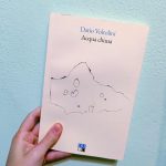 la copertina del racconto Acqua chiusa, di Dario Voltolini, con prefazione di Alice Pisu, pubblicato da Oligo Editore (2025) nella collana Ronzinante. Foto di Ilaria Parlanti