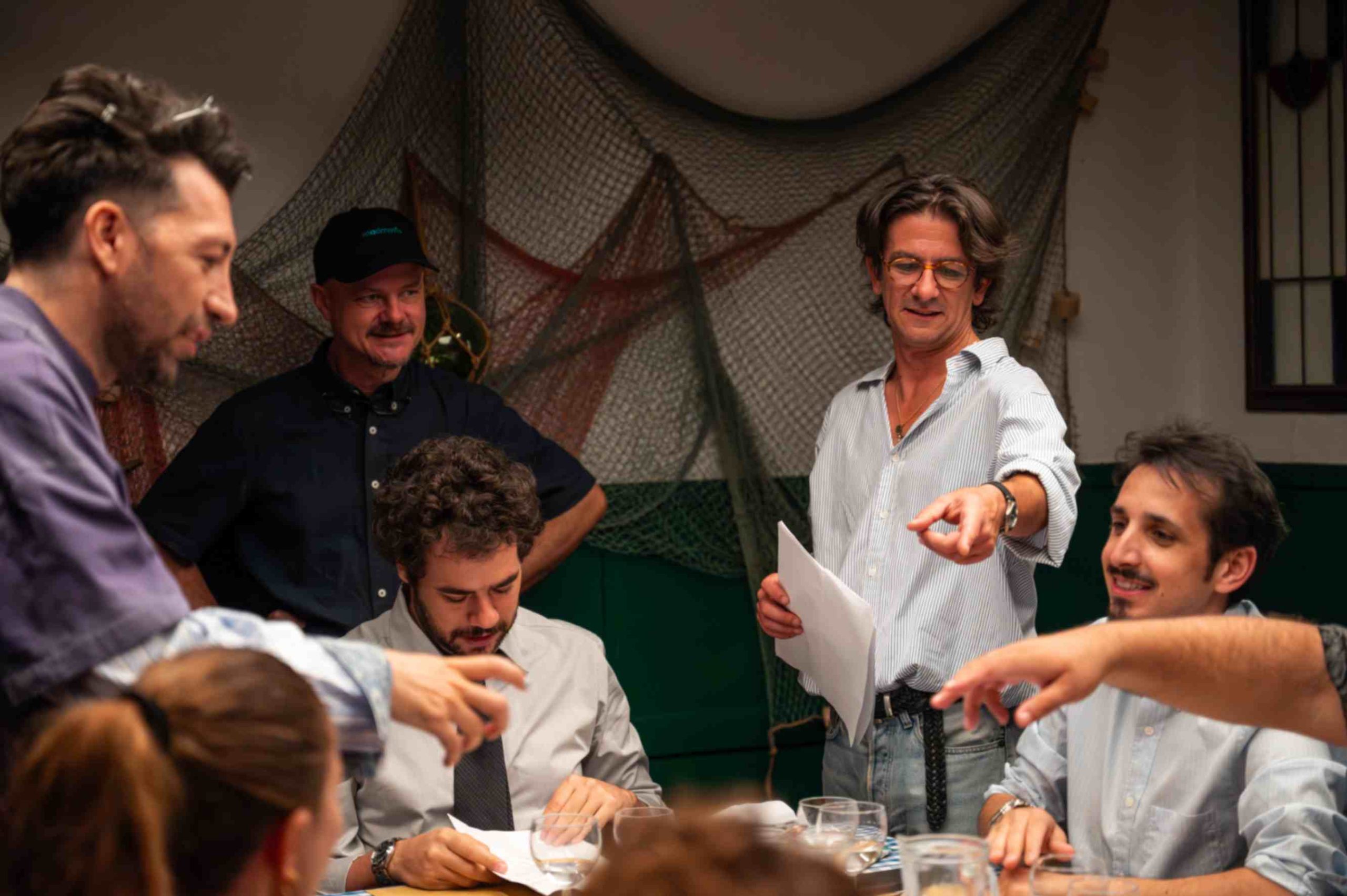 una scena dal set di Cena di Classe, film di Francesco Mandelli 