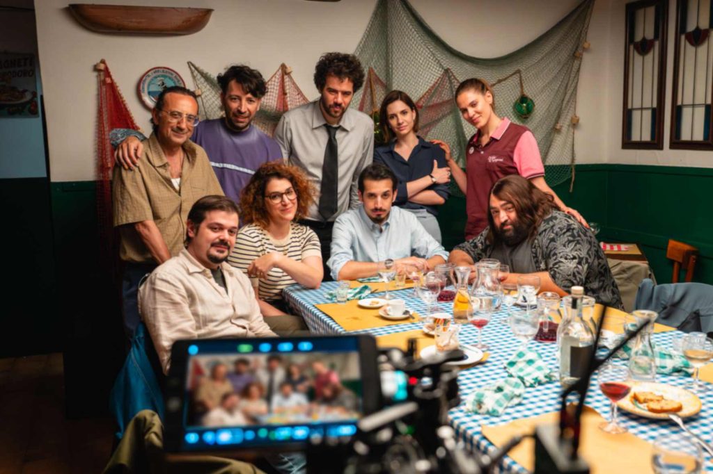 una scena dal set di Cena di Classe, film di Francesco Mandelli 