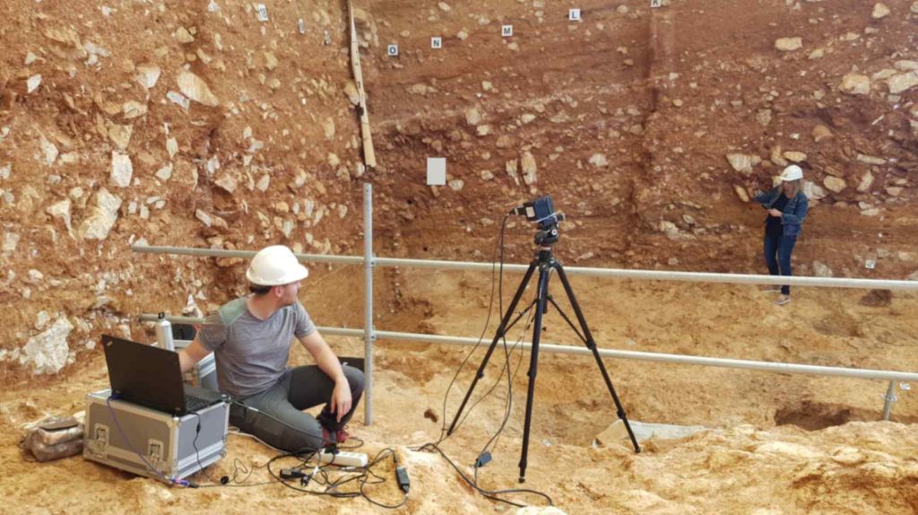 Data acquisition using a hyperspectral camera at level TD10 of Gran Dolina (Atapuerca) / Alfonso Benito-Calvo Captura de datos con cámara hiperespectral en el nivel TD10 de Gran Dolina (Atapuerca)/ Alfonso Benito Calvo