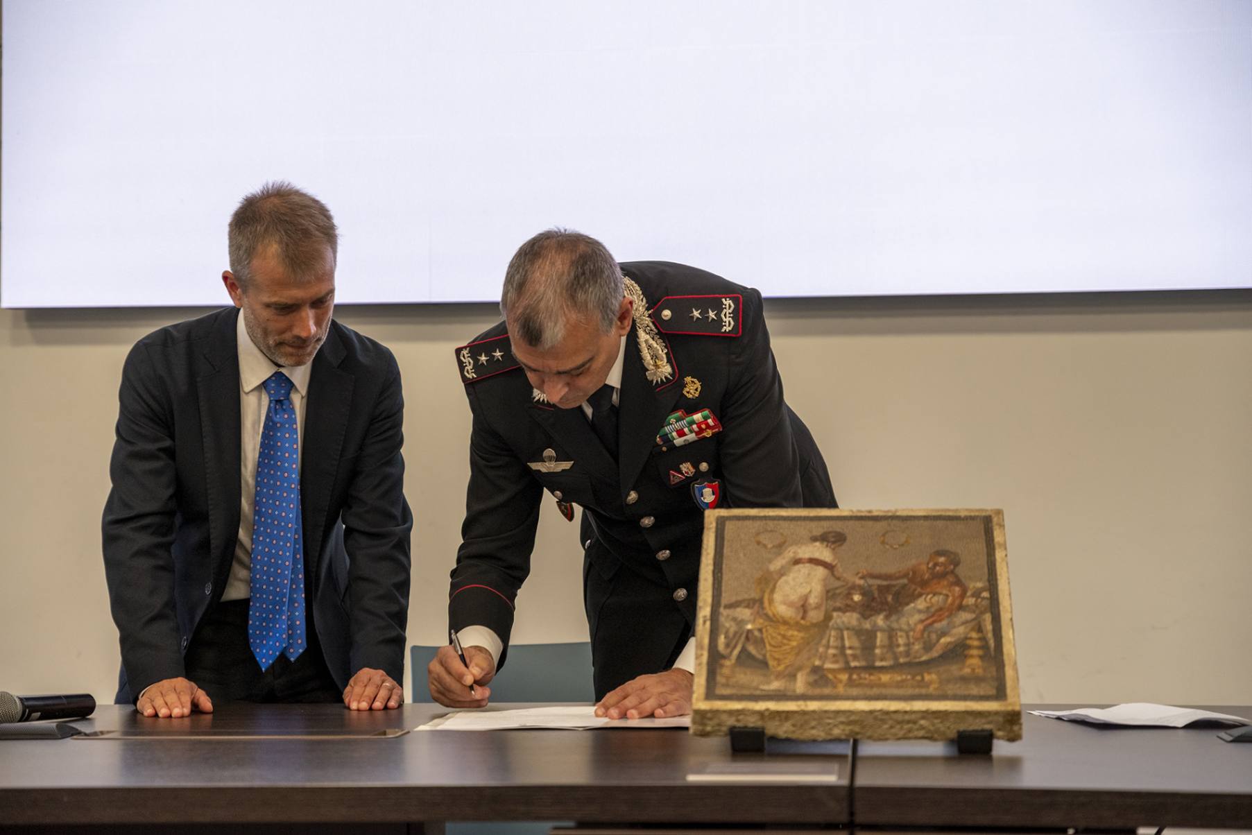 il Direttore Generale del Parco Archeologico di Pompei, Dottor Gabriel Zuchtriegel e il Comandante dei Carabinieri per la Tutela del Patrimonio Culturale, Generale di Divisione Francesco Gargaro