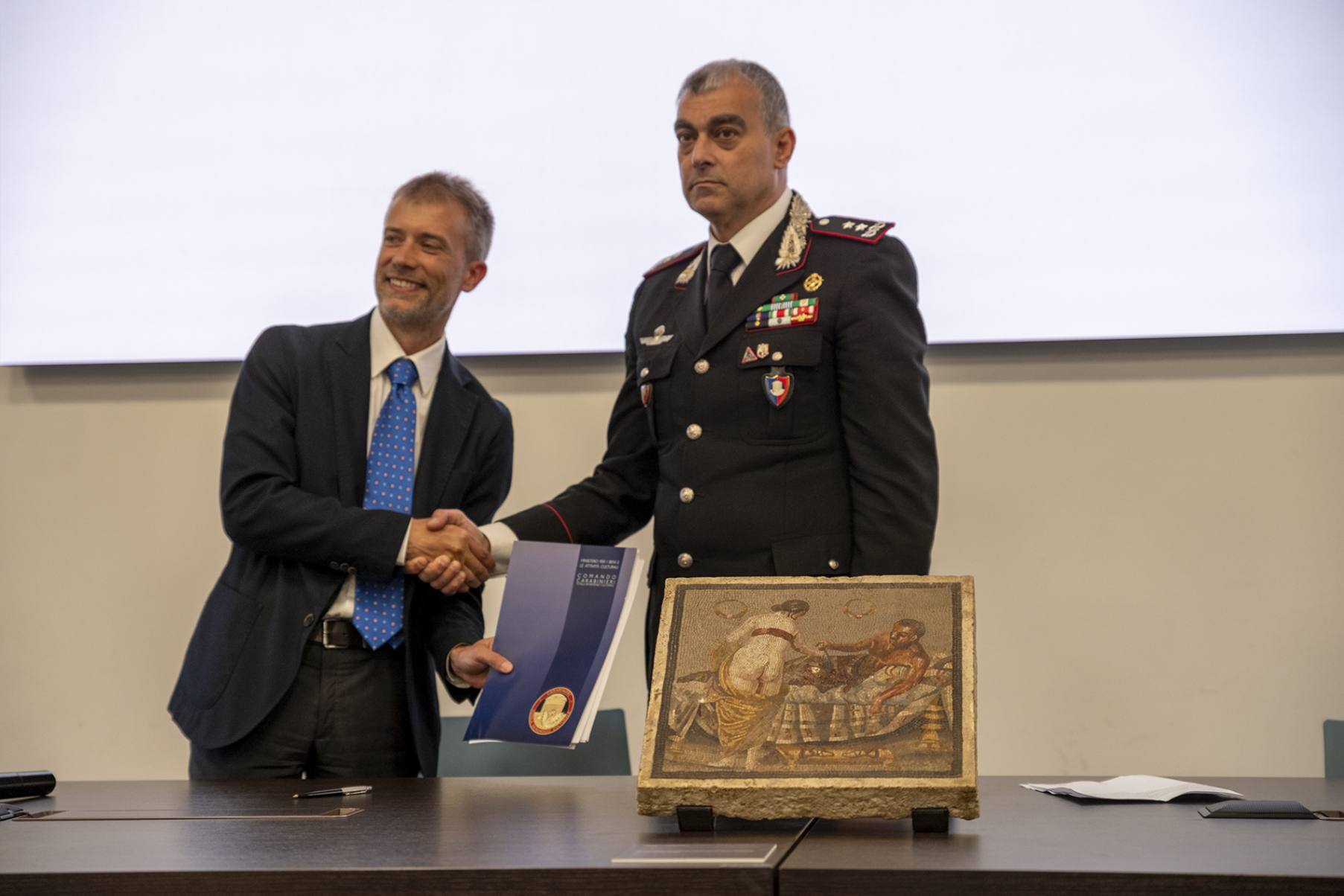 il Direttore Generale del Parco Archeologico di Pompei, Dottor Gabriel Zuchtriegel e il Comandante dei Carabinieri per la Tutela del Patrimonio Culturale, Generale di Divisione Francesco Gargaro