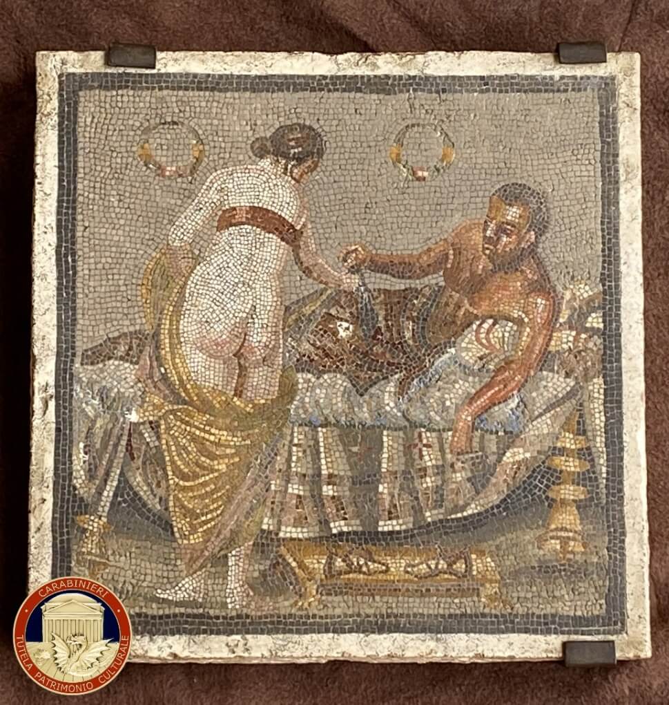 il mosaico in travertino a tema erotico restituito dai Carabinieri al Parco Archeologico di Pompei